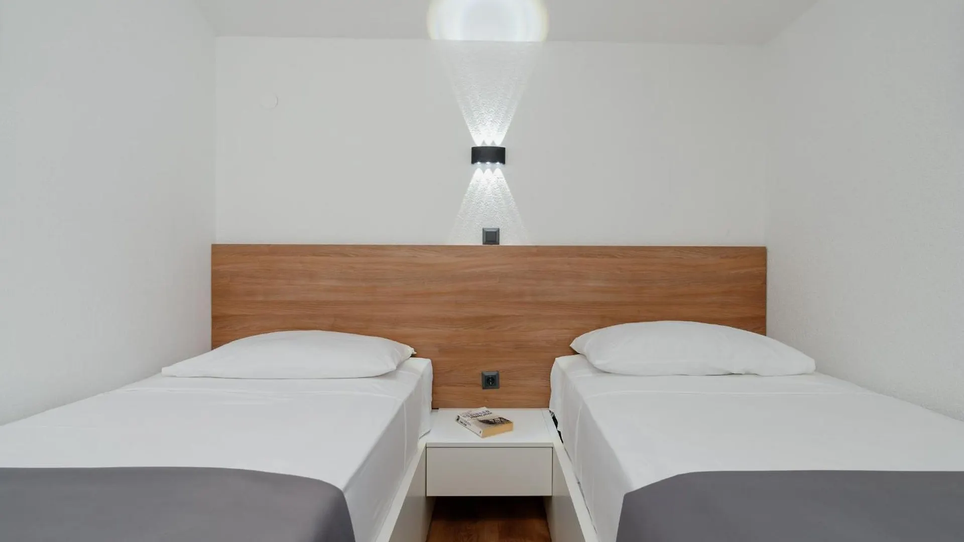 Apartments Kudelik Trogir 0*,